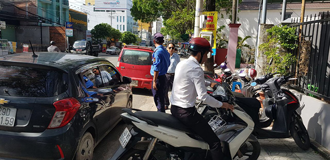 Phòng công chứng đông khách hàng đến giao dịch