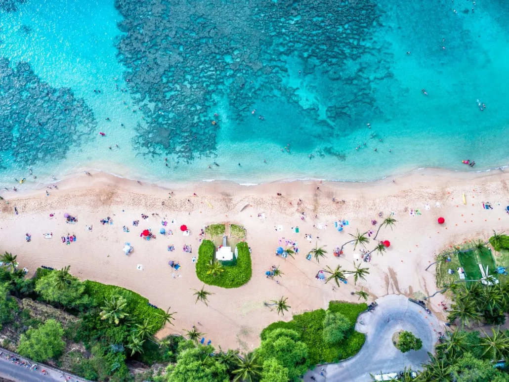 Bãi biển Hawaii thu hút du khách.