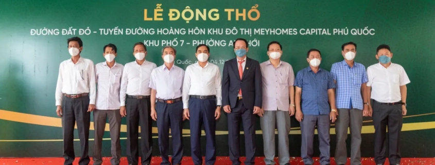 Chủ tịch UBND TP Phú Quốc Huỳnh Quang Hưng (thứ 5 từ trái sang) cùng các đại biểu tại lễ động thổ