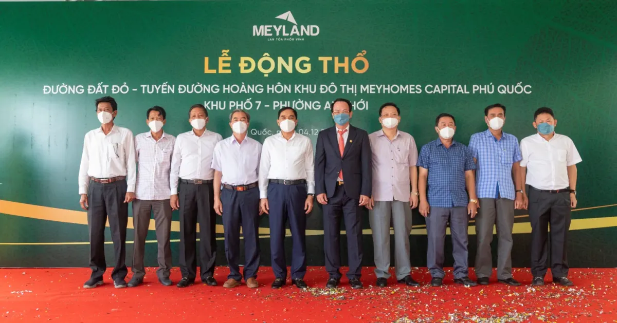 Chủ tịch UBND TP Phú Quốc Huỳnh Quang Hưng (thứ 5 từ trái sang) cùng các đại biểu tại lễ động thổ