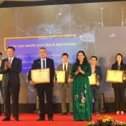 Đại diện Tập đoàn Tân Á Đại Thành nhận danh hiệu Top 10 sản phẩm công nghiệp chủ lực của thành phố Hà Nội năm 2021 Đại diện Tập đoàn Tân Á Đại Thành nhận danh hiệu Top 10 sản phẩm công nghiệp chủ lực của thành phố Hà Nội năm 2021